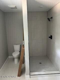 bathroom featuring toilet and tiled shower