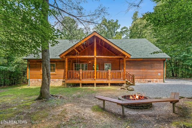 view of front of home with a fire pit and a front yard