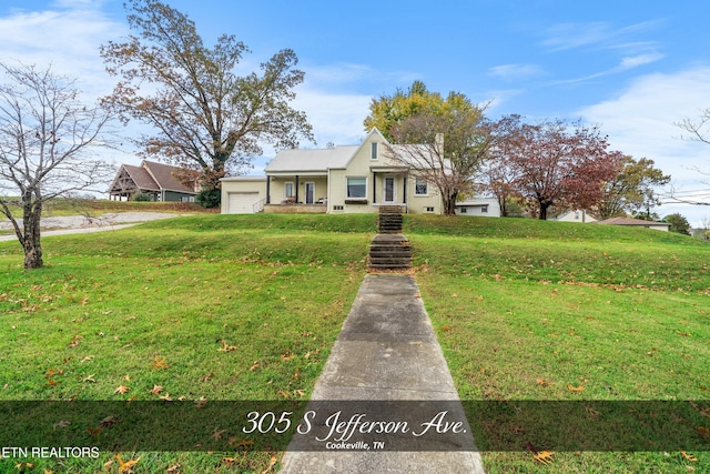 view of front of property featuring a front lawn