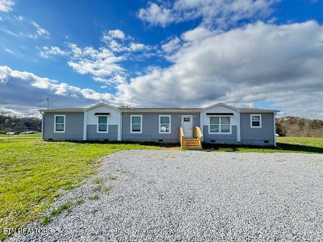 single story home with a front lawn