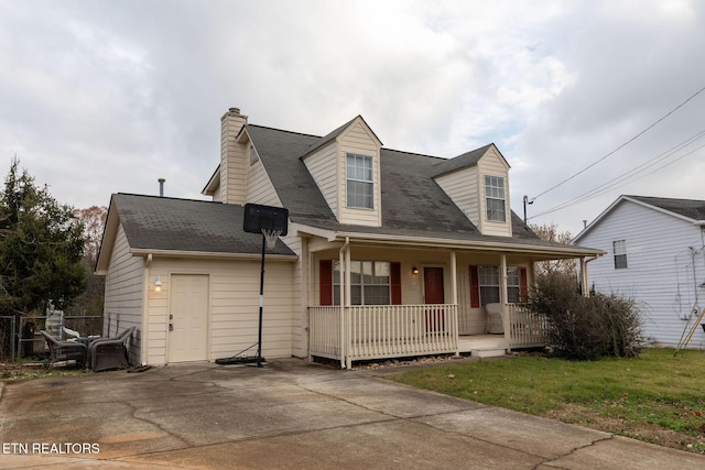 view of front of house featuring a porch and a front yard