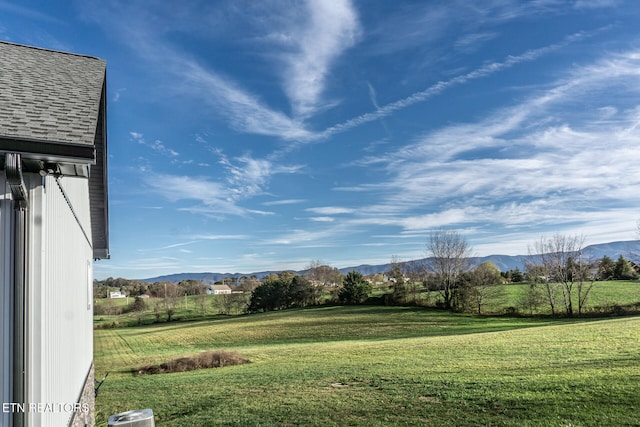 view of yard with a mountain view