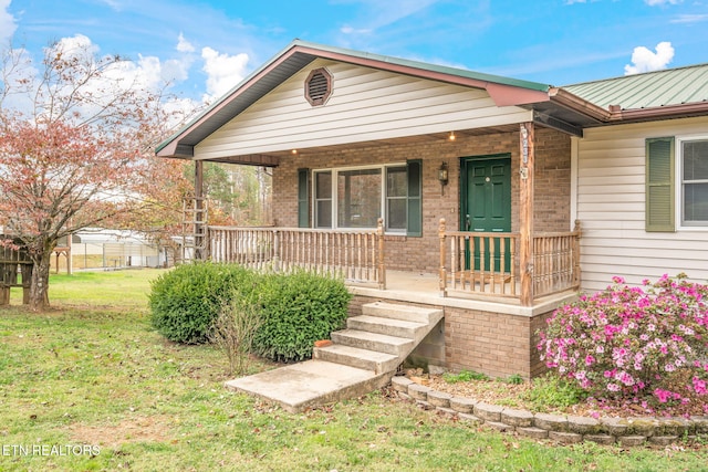 view of front facade featuring covered porch and a front yard