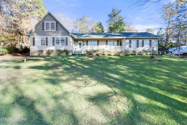 view of front of home featuring covered porch and a front lawn