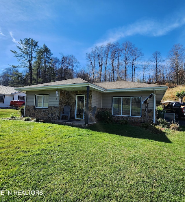 single story home featuring a front lawn