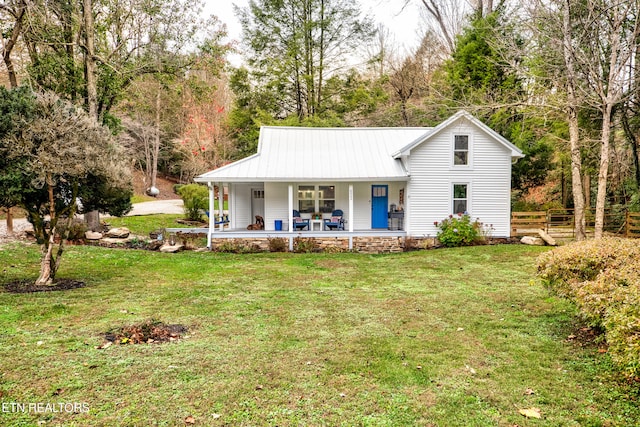 view of front of house featuring covered porch and a front yard