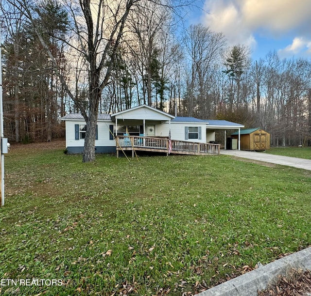 view of front of home featuring a carport, covered porch, and a front yard