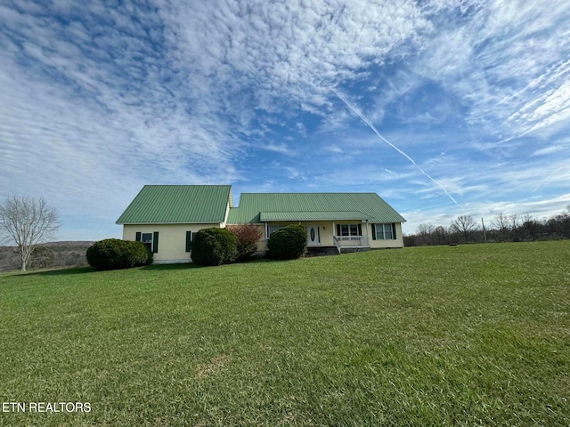 view of front of property featuring a front lawn