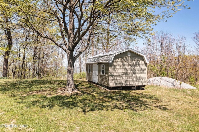 view of yard with a storage unit