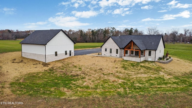 back of house featuring a lawn