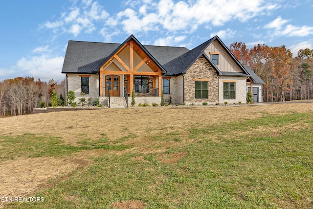 view of front of property featuring a front yard