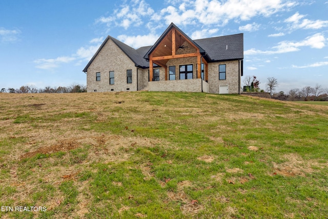 view of front of home featuring a front yard