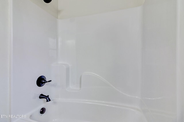 bathroom with bathtub / shower combination