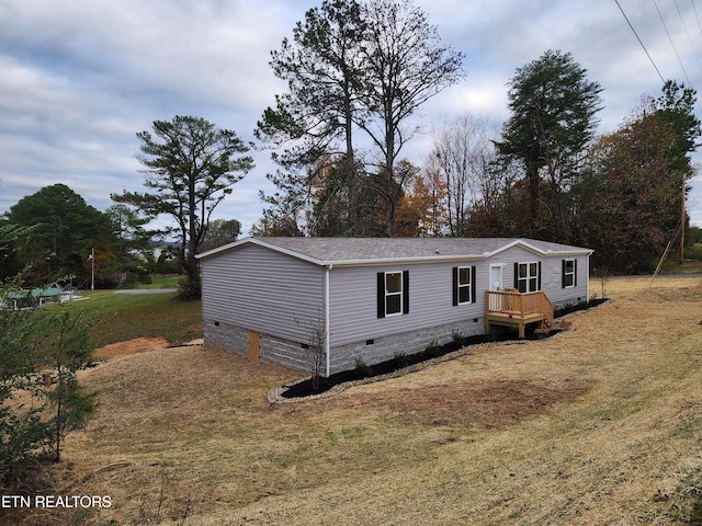 view of front of property with a front lawn