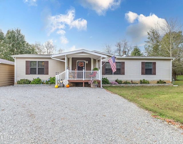 manufactured / mobile home featuring a front yard