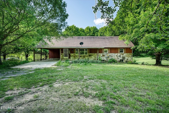 single story home featuring a carport and a front yard