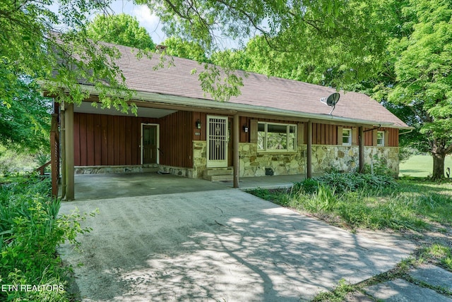 single story home with a carport