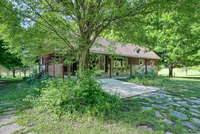 single story home with a porch