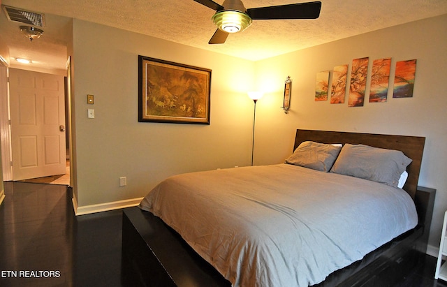 bedroom featuring ceiling fan and a textured ceiling