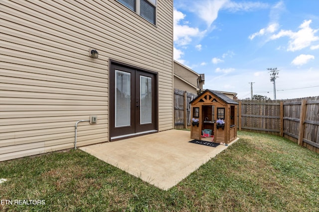 view of yard with a patio area