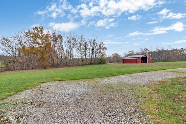 view of yard with an outbuilding