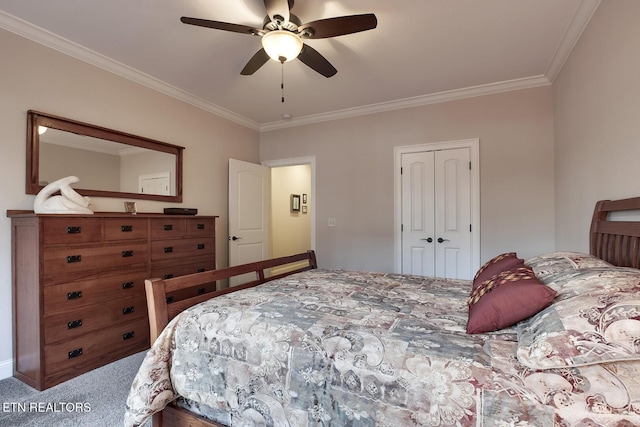 bedroom with crown molding, ceiling fan, carpet flooring, and a closet