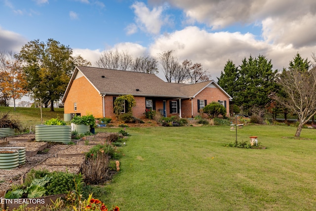 view of front of property featuring a front lawn