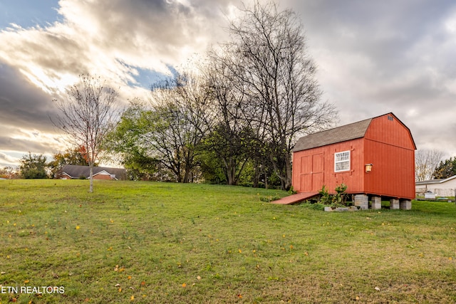 view of yard featuring an outbuilding