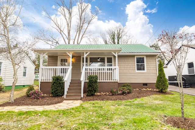 bungalow featuring a porch and a front lawn