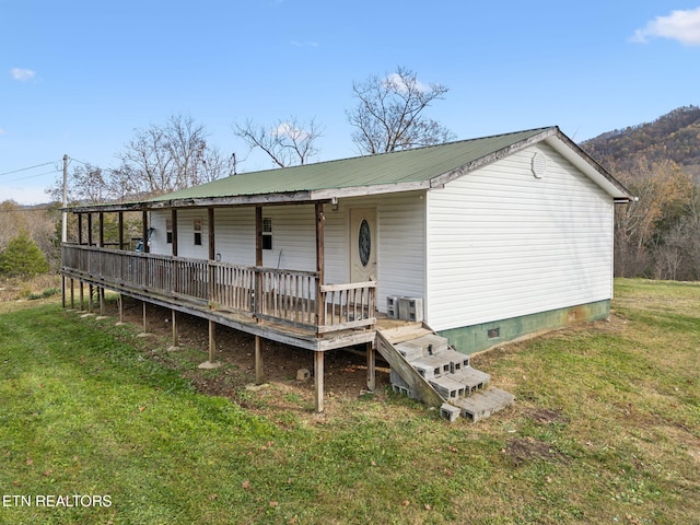 back of house featuring a yard