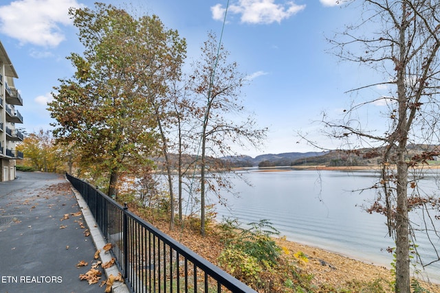 water view featuring a mountain view