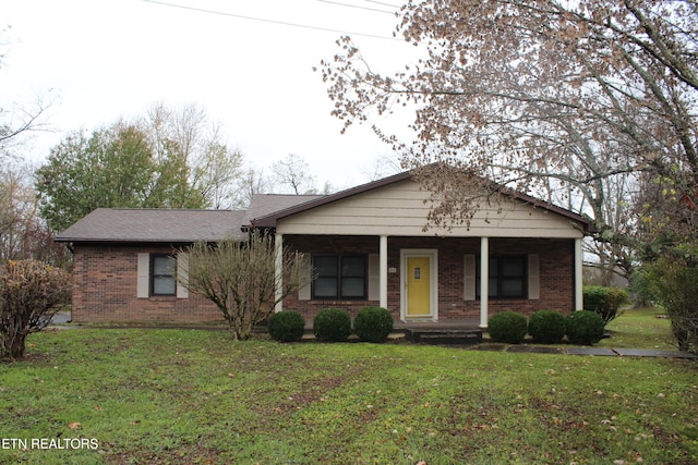 view of front facade featuring a front yard and covered porch