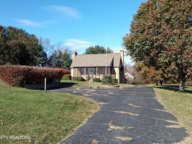 view of front facade featuring a front lawn