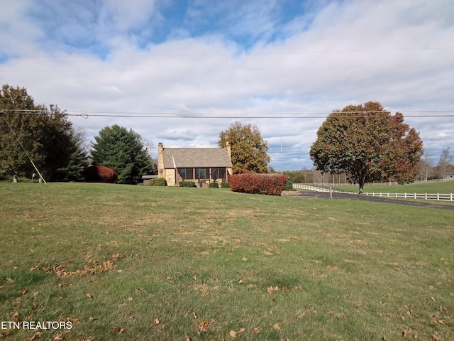 view of yard featuring a rural view