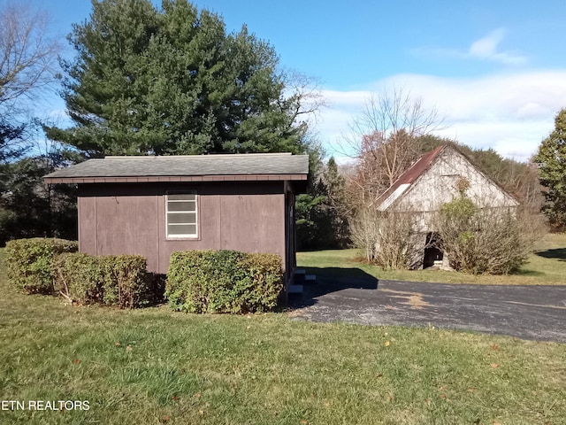 view of outdoor structure with a yard