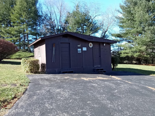 view of outbuilding