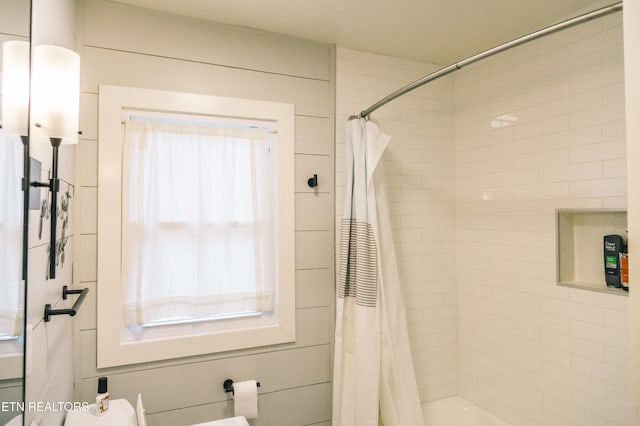 bathroom featuring shower / bathtub combination with curtain