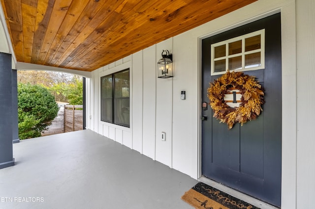 entrance to property featuring covered porch