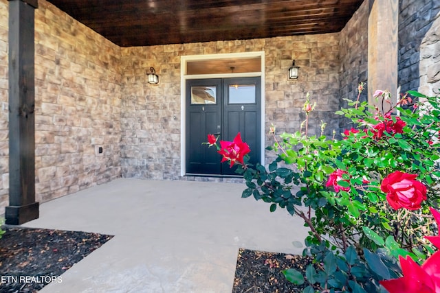 property entrance featuring a porch