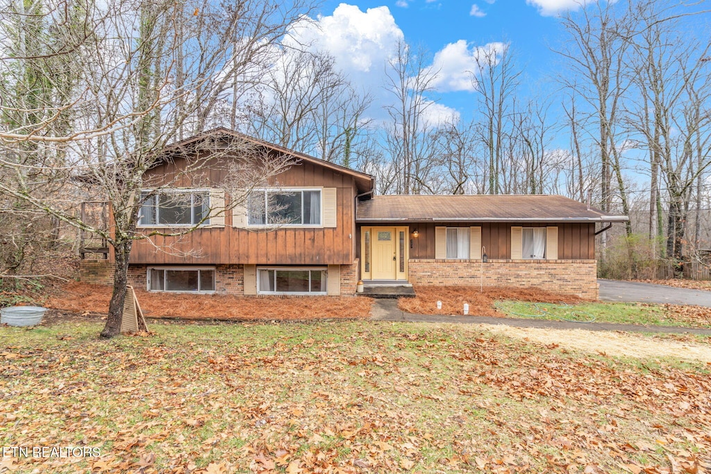 tri-level home featuring a front lawn