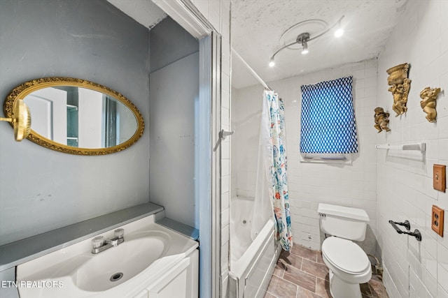 full bathroom with shower / bath combo with shower curtain, vanity, tile walls, and toilet