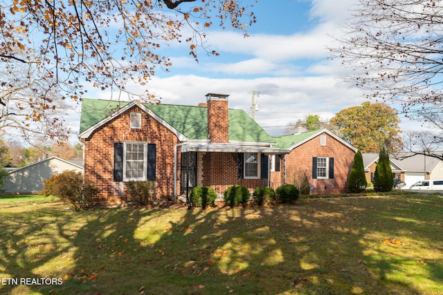 view of front of property featuring a front yard