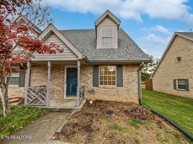 view of front of home featuring a front yard