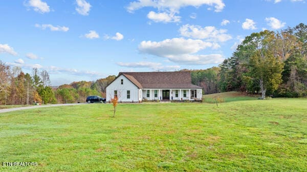 ranch-style house featuring a front yard