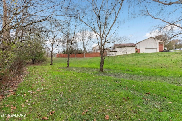 view of yard featuring an outbuilding