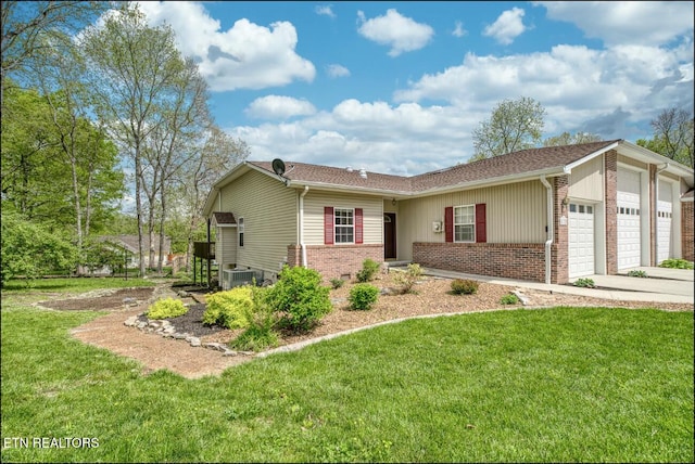 view of front of property featuring cooling unit, a garage, and a front lawn