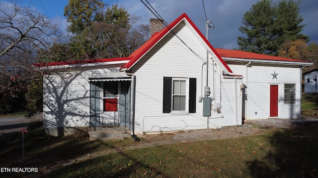 view of front of house featuring a front lawn