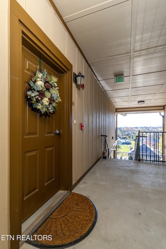 property entrance featuring a porch