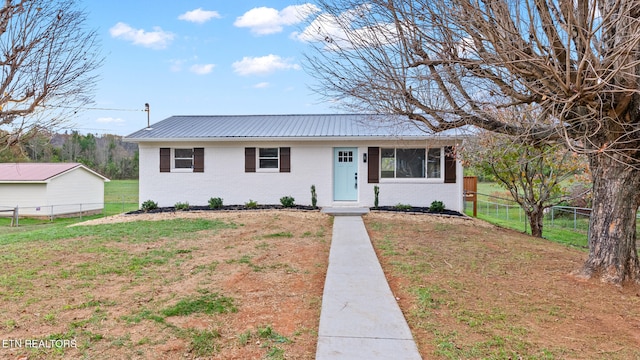 single story home with a front lawn