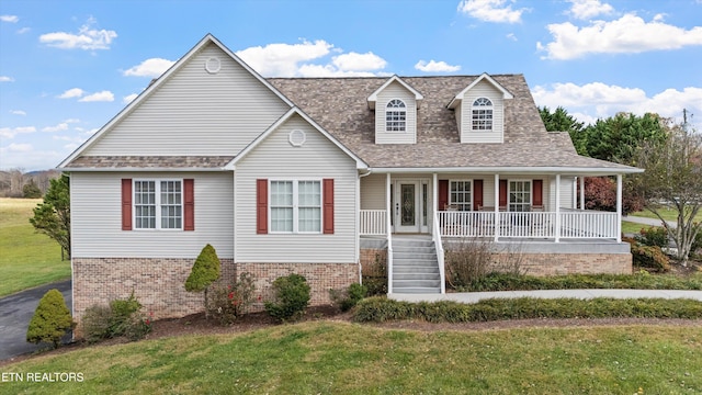 view of front facade featuring a porch and a front yard